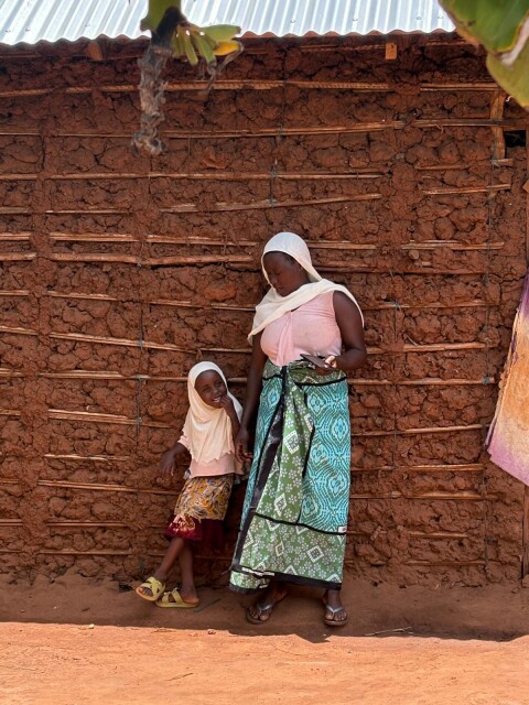 Mama en kindje bij huis
